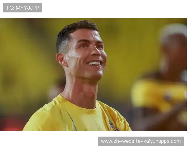 C罗新耳钉太闪，球迷表示被晃到：这次是真的“光芒万丈”！